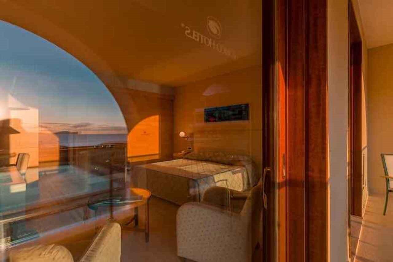 Smy Carlos V Wellness & Spa Alghero Exterior photo A room at the hotel