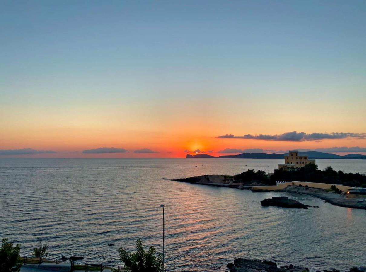 Smy Carlos V Wellness & Spa Alghero Exterior photo Sunset over the Gulf of Naples