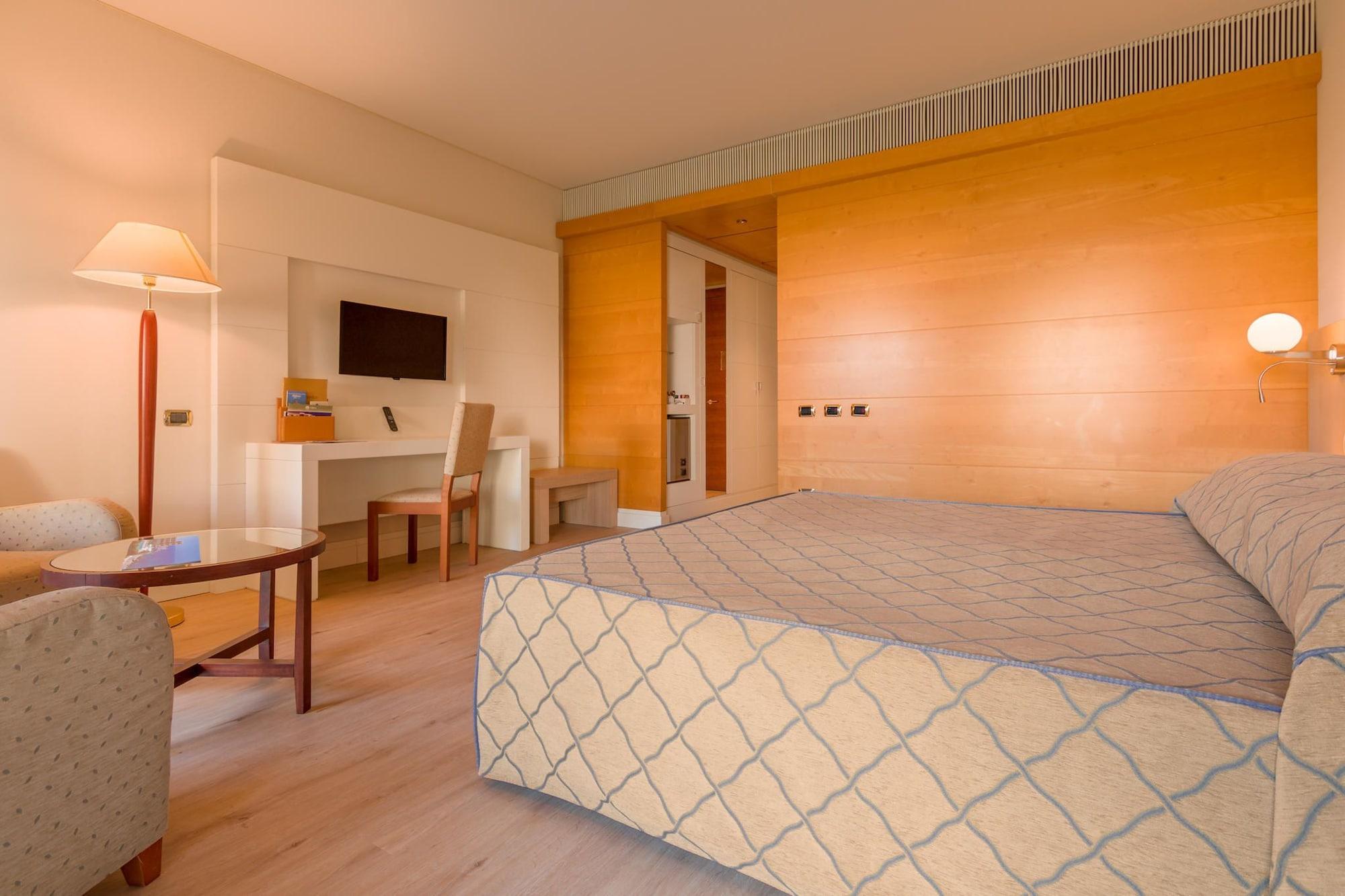 Smy Carlos V Wellness & Spa Alghero Exterior photo A room at the hotel