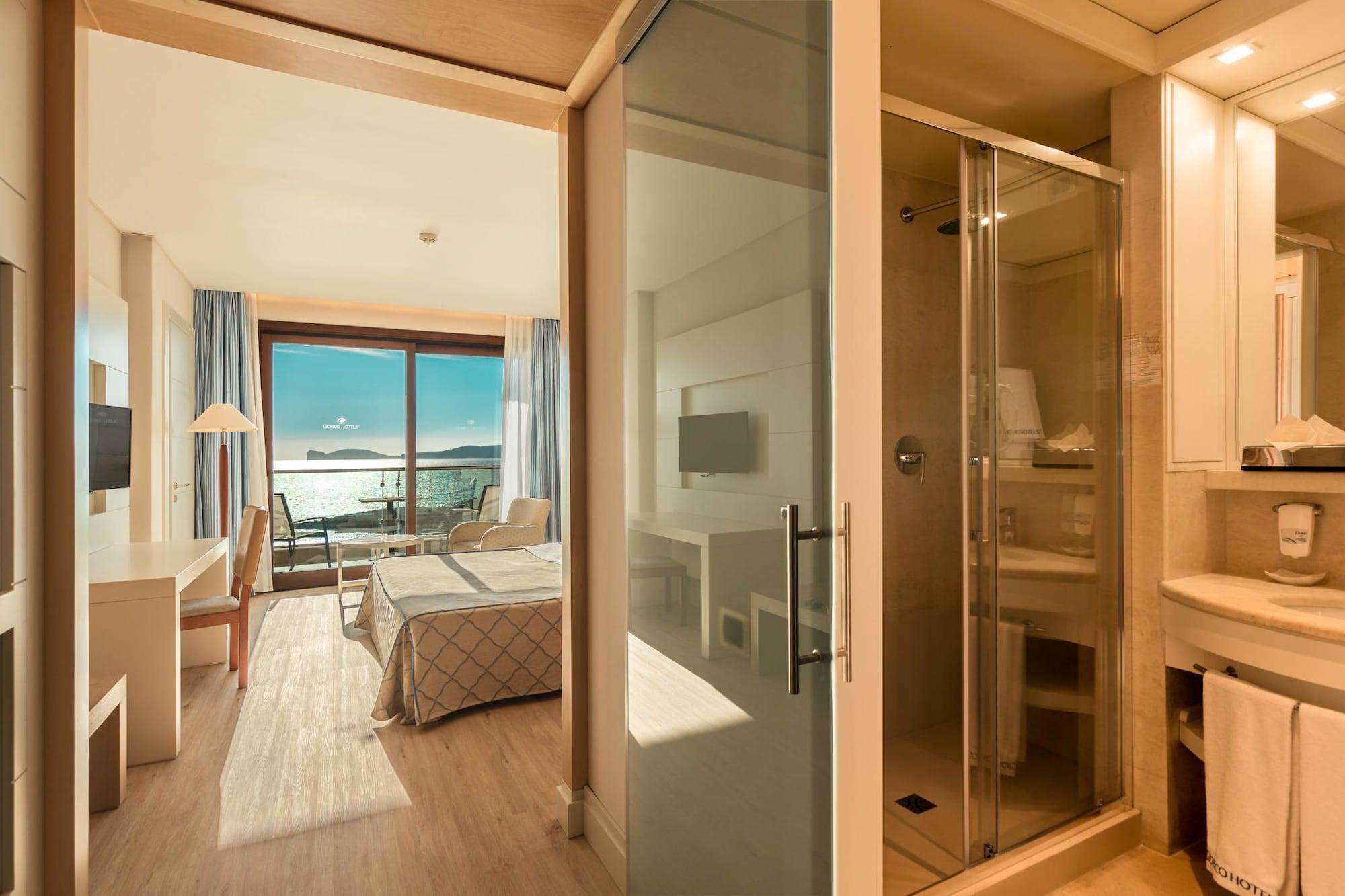 Smy Carlos V Wellness & Spa Alghero Exterior photo A sliding door in a hotel room