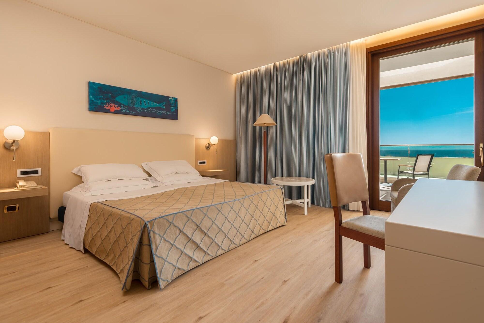 Smy Carlos V Wellness & Spa Alghero Exterior photo A room at the hotel