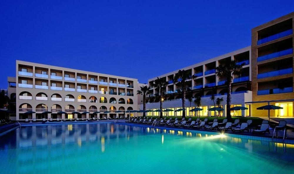 Smy Carlos V Wellness & Spa Alghero Exterior photo The hotel at night