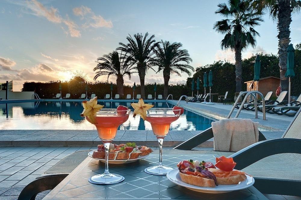 Smy Carlos V Wellness & Spa Alghero Exterior photo Sunset at the pool