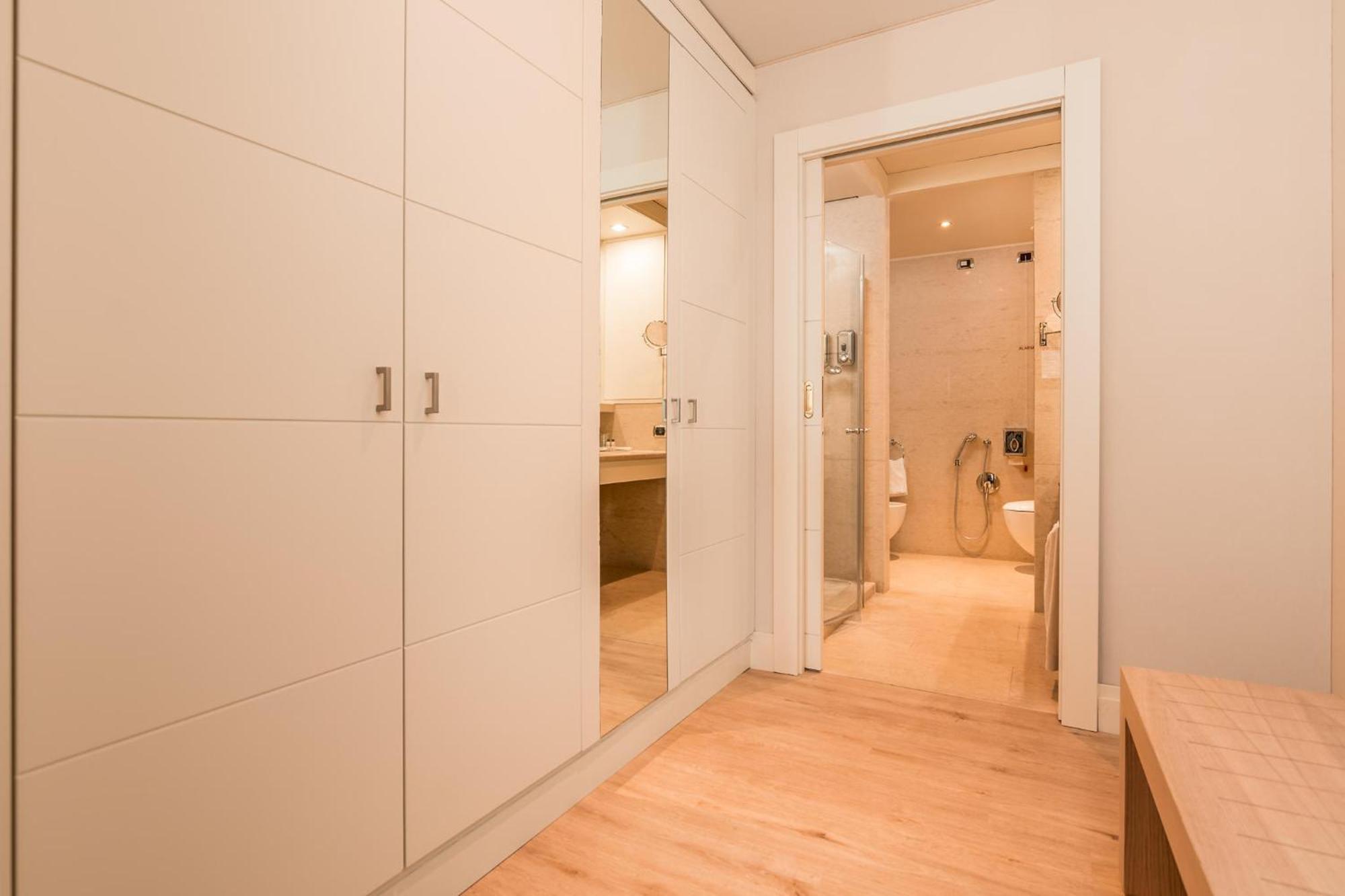 Smy Carlos V Wellness & Spa Alghero Room photo A walk-in closet