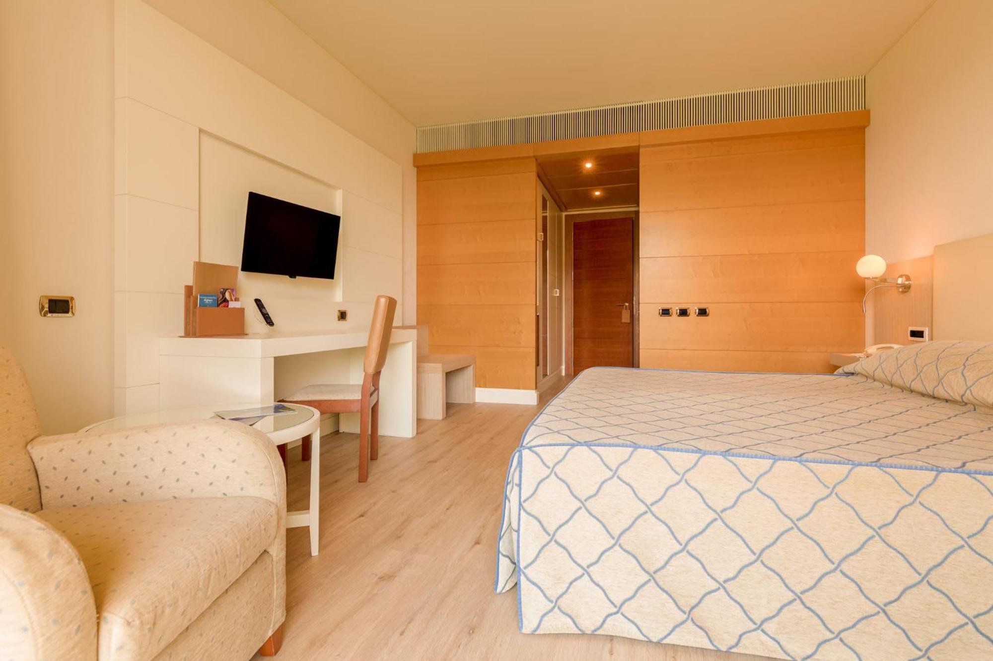 Smy Carlos V Wellness & Spa Alghero Room photo A room at the hotel
