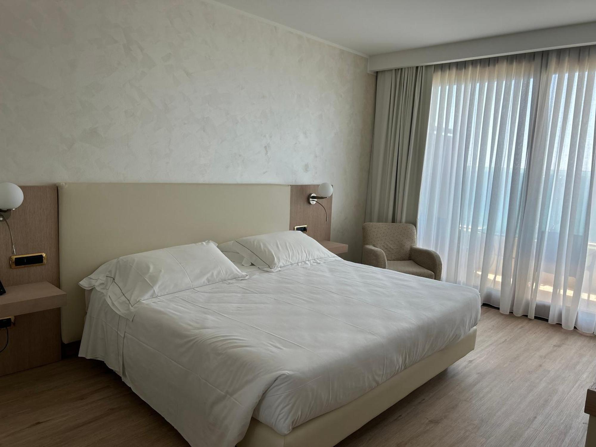 Smy Carlos V Wellness & Spa Alghero Exterior photo A room at the hotel
