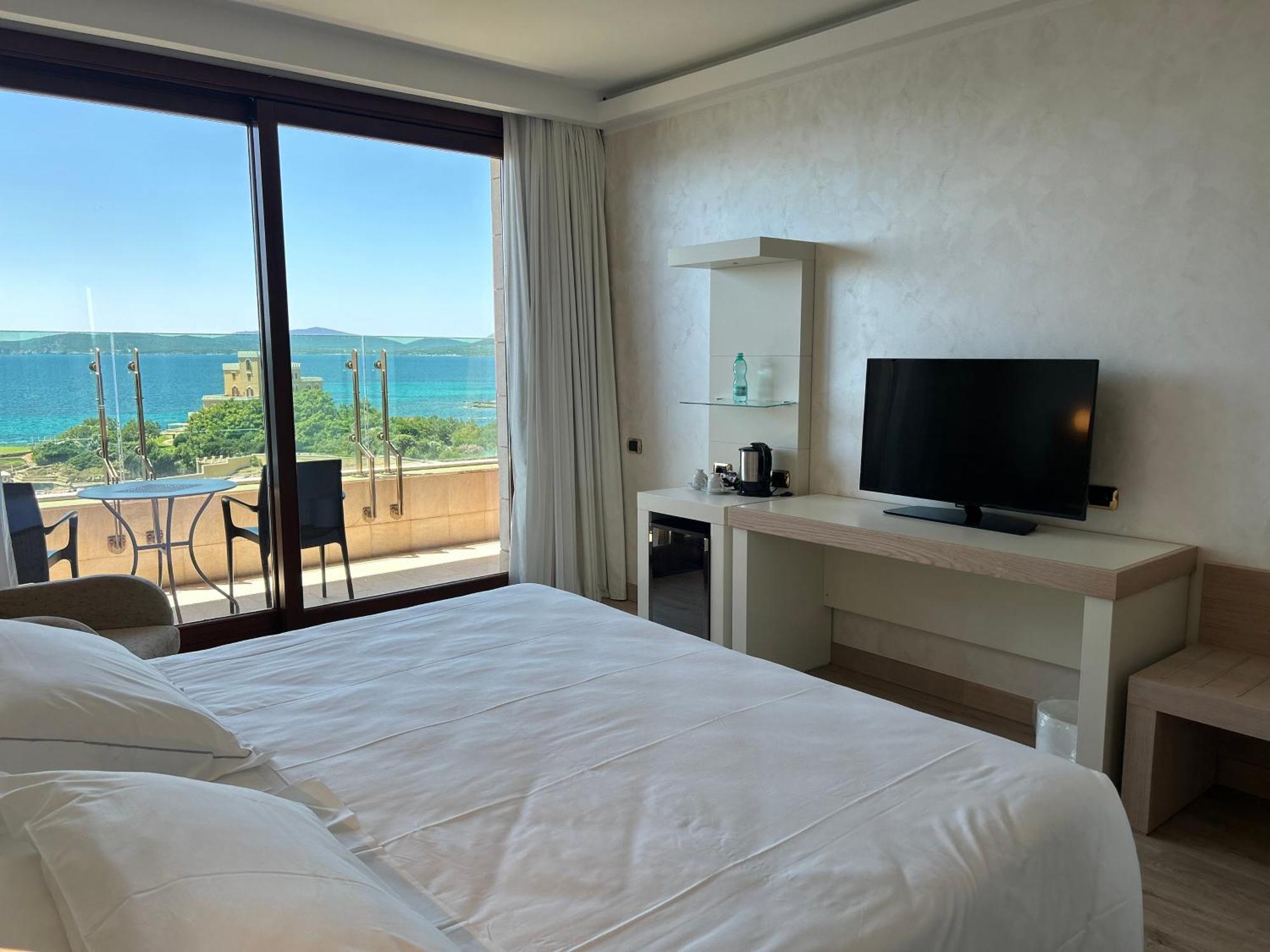Smy Carlos V Wellness & Spa Alghero Exterior photo A room at the hotel