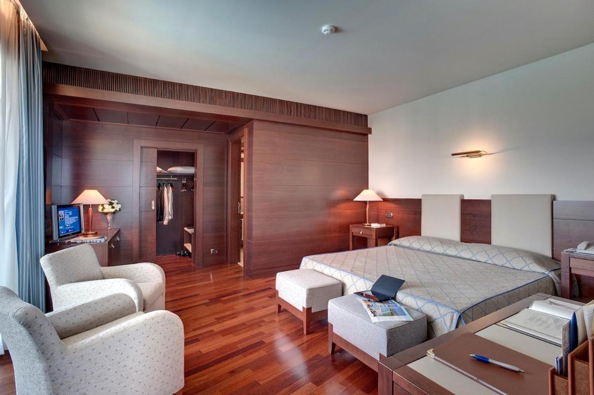 Smy Carlos V Wellness & Spa Alghero Exterior photo A room at the hotel