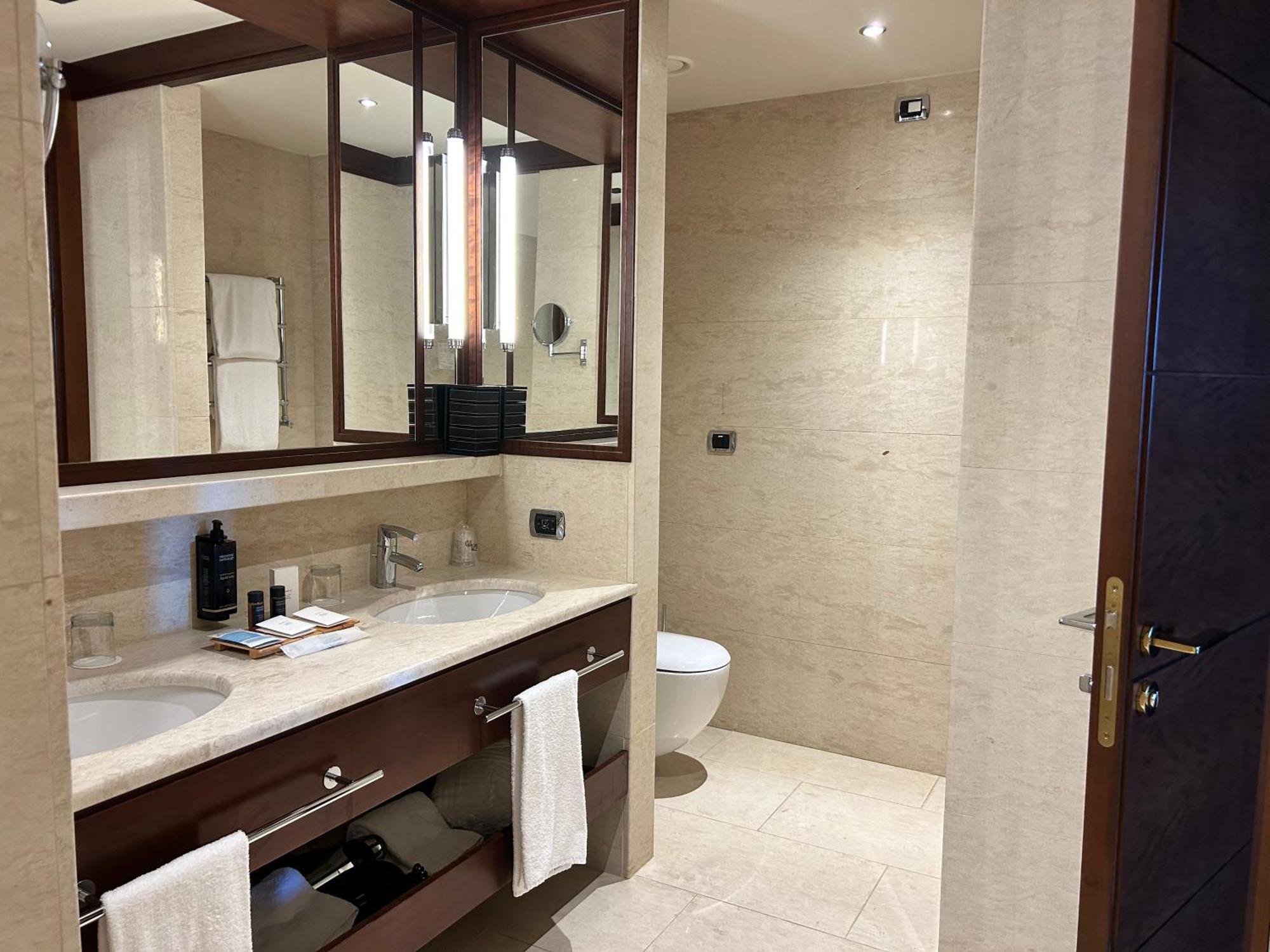 Smy Carlos V Wellness & Spa Alghero Exterior photo Bathroom of a suite