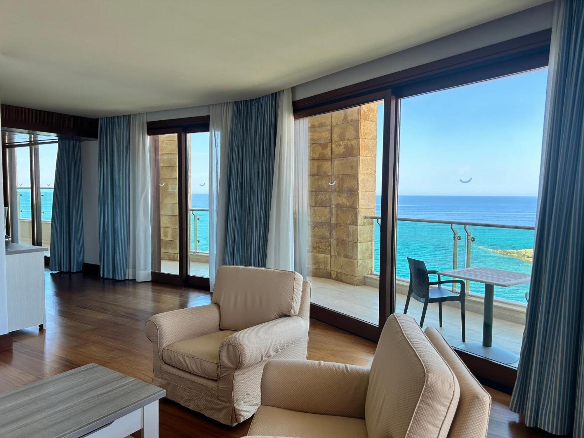 Smy Carlos V Wellness & Spa Alghero Exterior photo A suite at the Hilton Nicosia